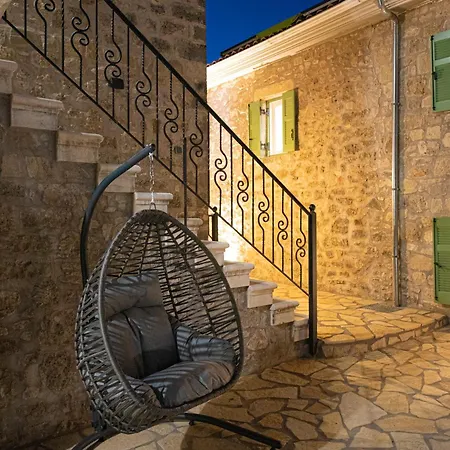 Dervisia Stonehouse 1 * Lazaráta